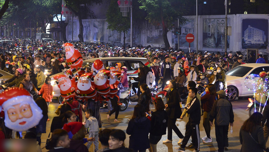 Biển người ra đường đón Giáng sinh